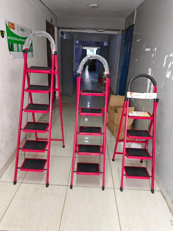 Foldable metallic ladder