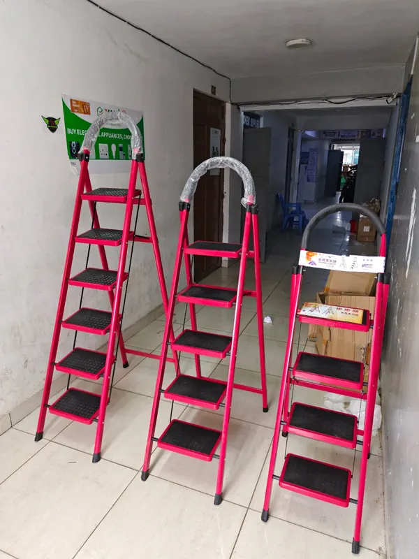 Foldable metallic ladder