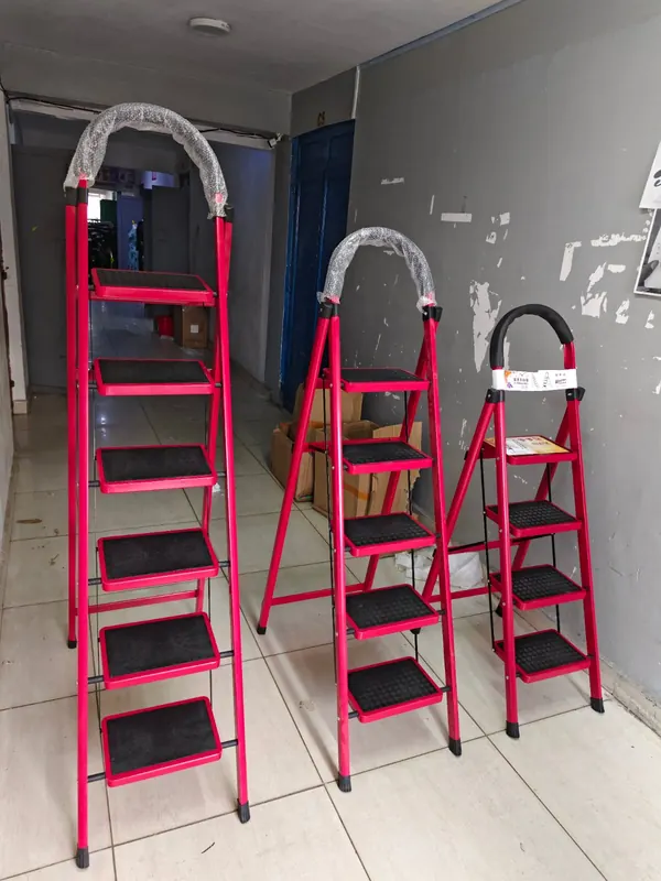 Foldable metallic ladder