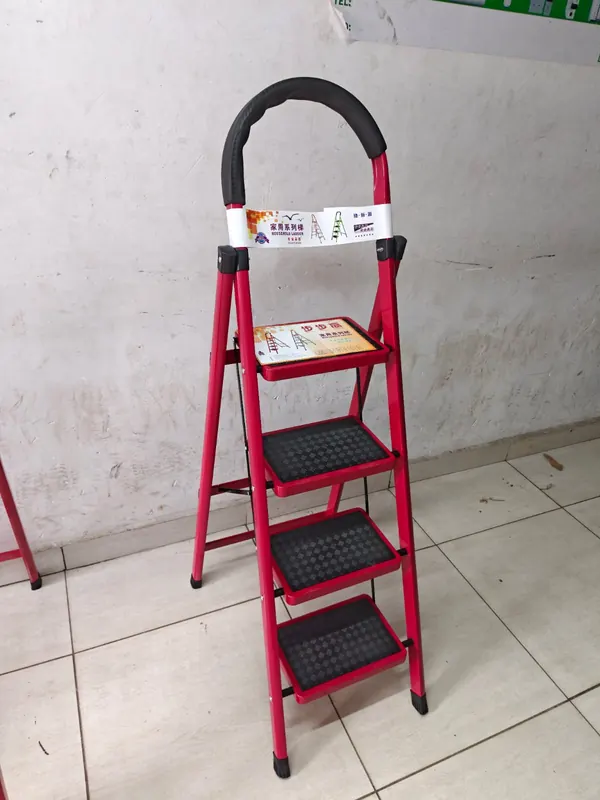 4-step foldable metallic ladder