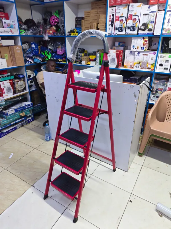 5-step foldable metallic ladder