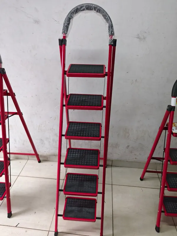 6-step foldable metallic ladder