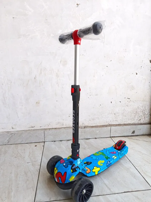 Kids Graffiti scooter with melody and led lights blue