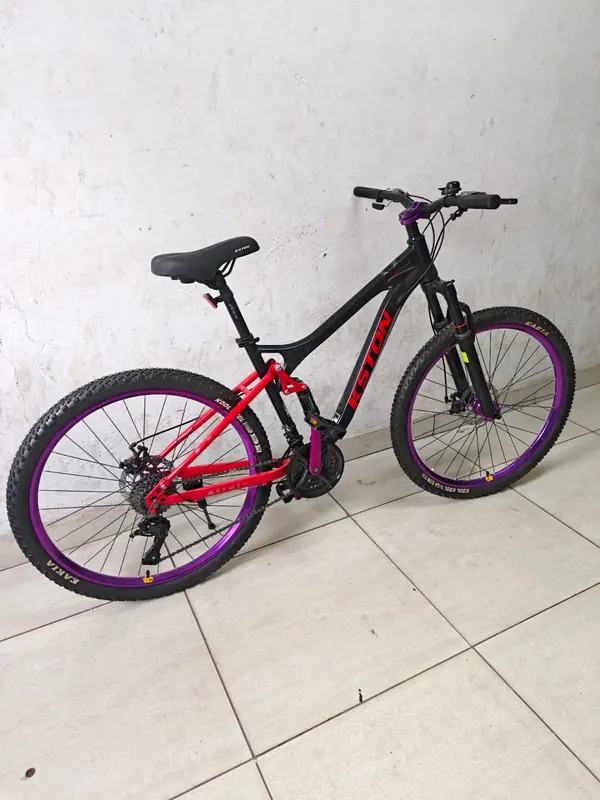 Kston mountain bike leaning on a wall, seen from the front