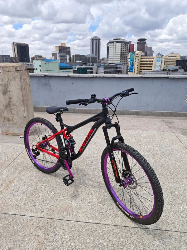 Kston mountain bike seen from the front, showing the front suspension