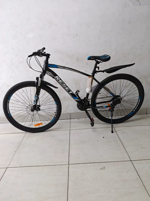 Reset 29-inch mountain bike from the side against a white wall